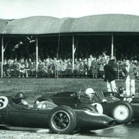 Départ du GP de Bruxelles (hors championnat)aux côtés de Stirling Moss et Graham Hill Départ du GP de Bruxelles (hors championnat)aux côtés de Stirling Moss et Graham Hill